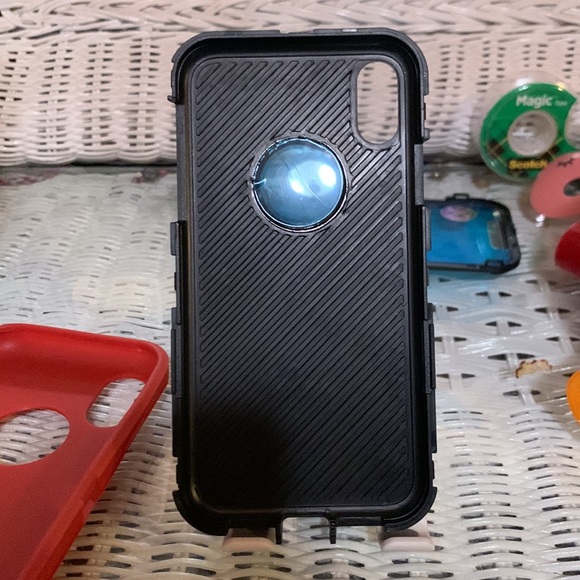 iPhone XR OutterBox case - Picture 5 of 8